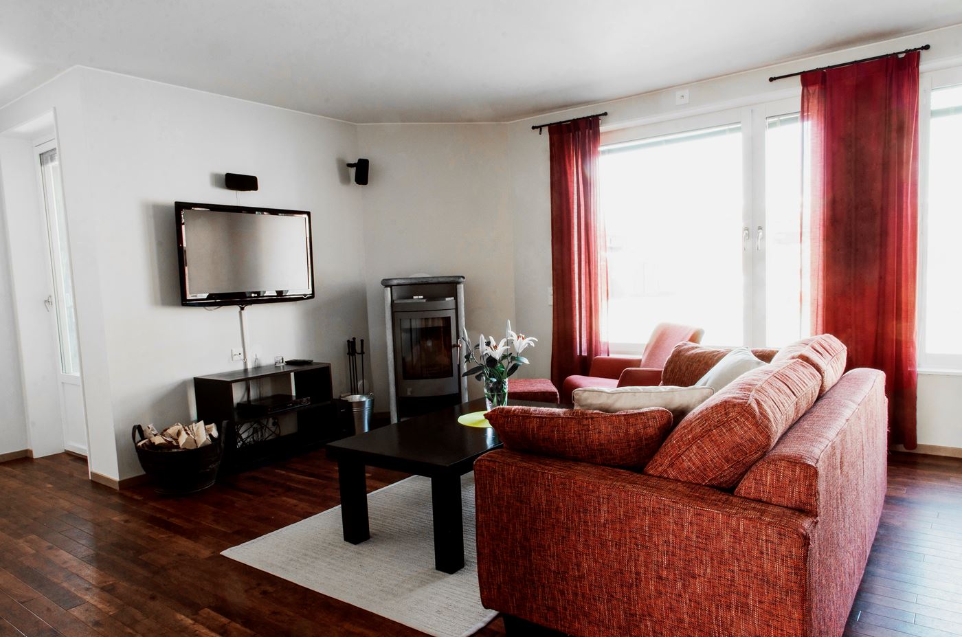 hc_are_apartments_apartment5_1br_10_tbwa_retouched_03_2023.jpg